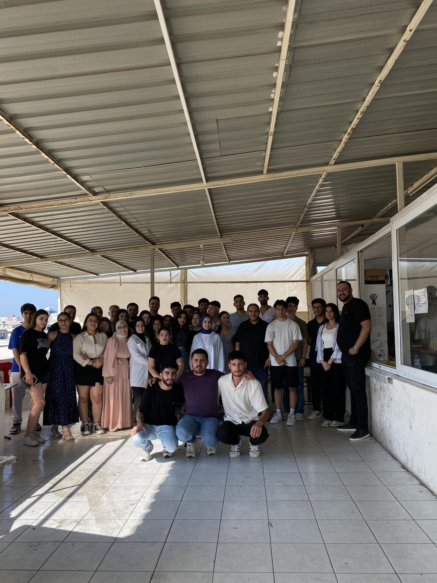 Kurumun teras bölümünde toplanan öğrenci ve eğitmen grubu
