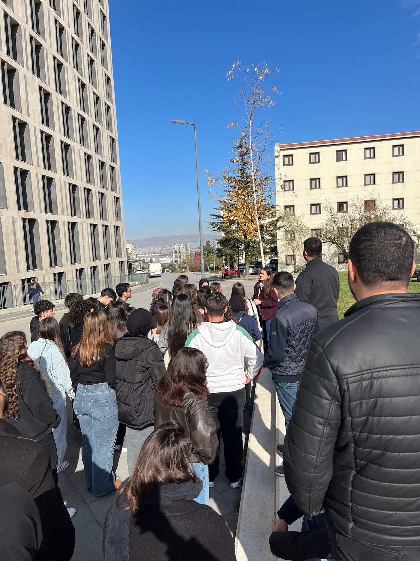 Üniversite kampüsü gezisinde öğrenci grubu